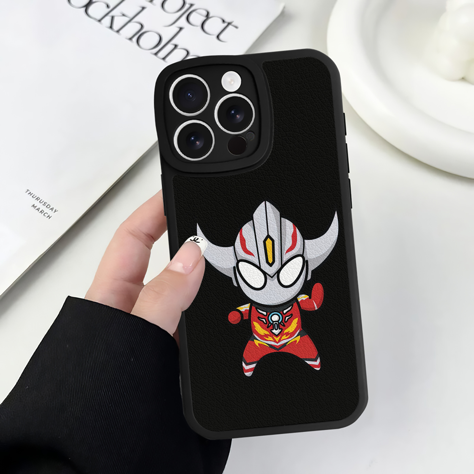 （画像用） ウルトラマン Ultraman 【iPhone 16シリーズ対応】シリコンスマホケース（レザー調） 材質：シリコン